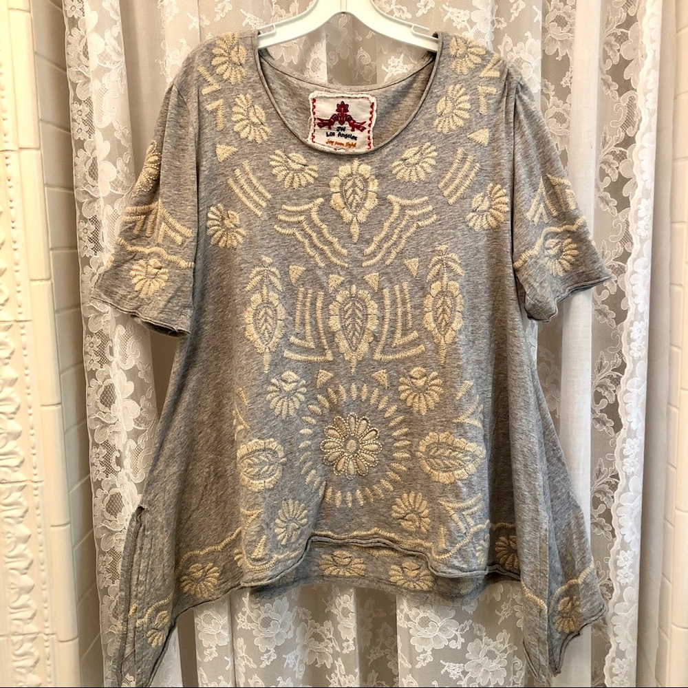 JOHNNY WAS * Soft Gray Embroidered Sharkbite Top
